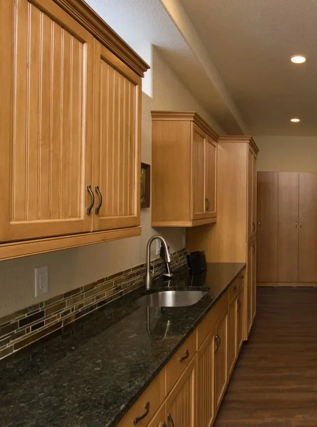 CD8G0061 Colorado Elite Basements custom wet-bar finish with custom cabinets, granit countertops and backsplash.